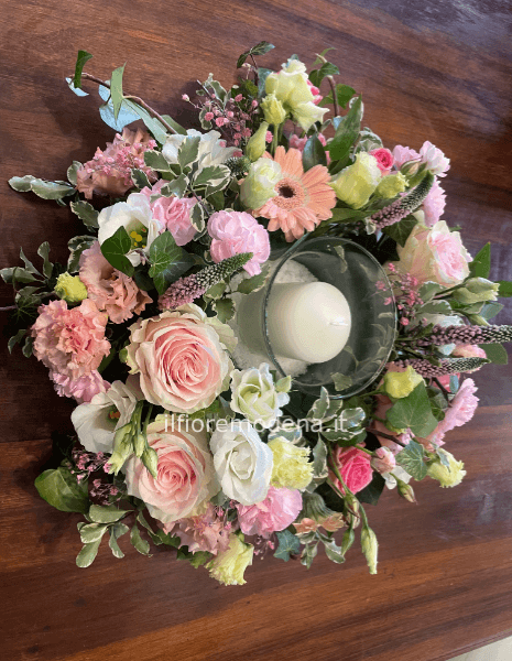 Centrotavola con rose e fiori misti ,con candela
