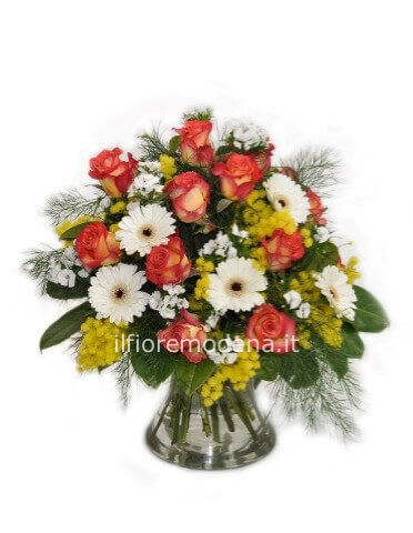 Bouquet di fiori assortiti e mimosa