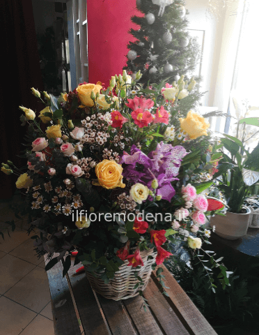 Cesto grande con fiori assortiti