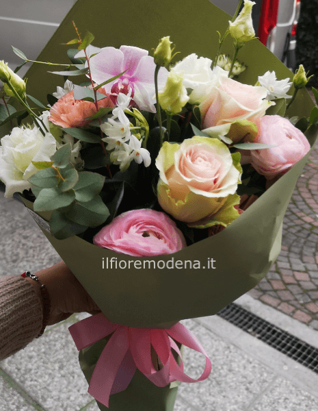 Bouquet raffinato realizzato con rose e fiori di stagione dai colori tenui