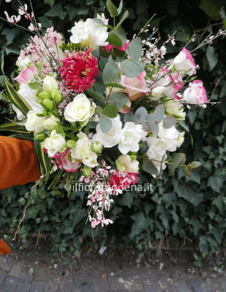 Bouquet con fiori assortiti