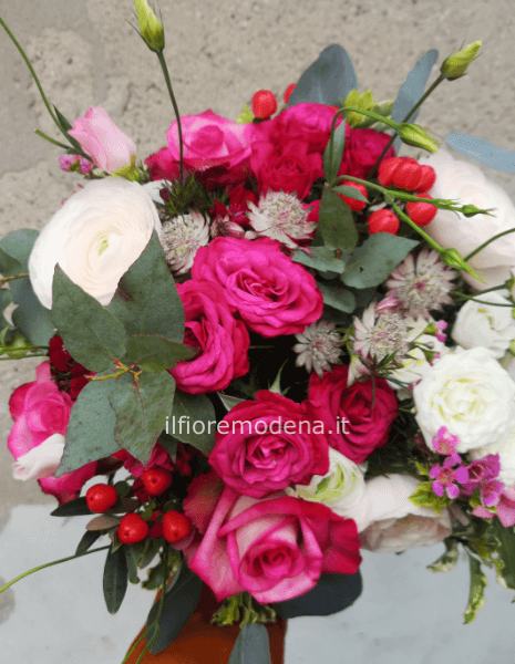 Bouquet tonalità del bianco rosa fuxia. 