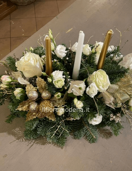 Centrotavola natalizio con dettagli bianco e oro 
