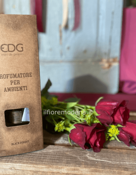 3 rose rosse e  profumatore 