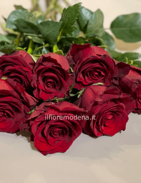 composizione 7 rose rosse