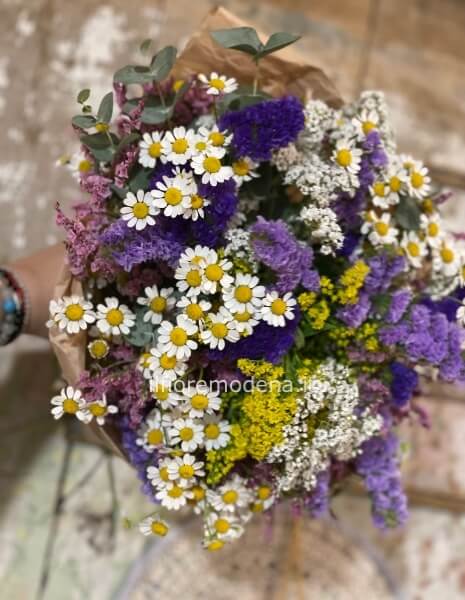 bouquet di fiori tipo campestre