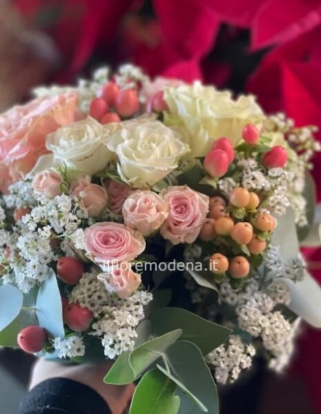 bouquet tonalità del rosa chiaro e bianco con fiori di stagione